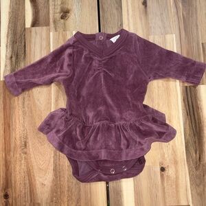 ❤️🩷Kate Quinn Mulberry Velour Peplum Baby Onesie —Size 0-3 M